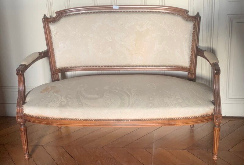Null 模制的彩色木质沙发，背部有宪兵帽，有凹槽的锥形腿。

路易十六的风格。

88 x 120 x 56厘米。