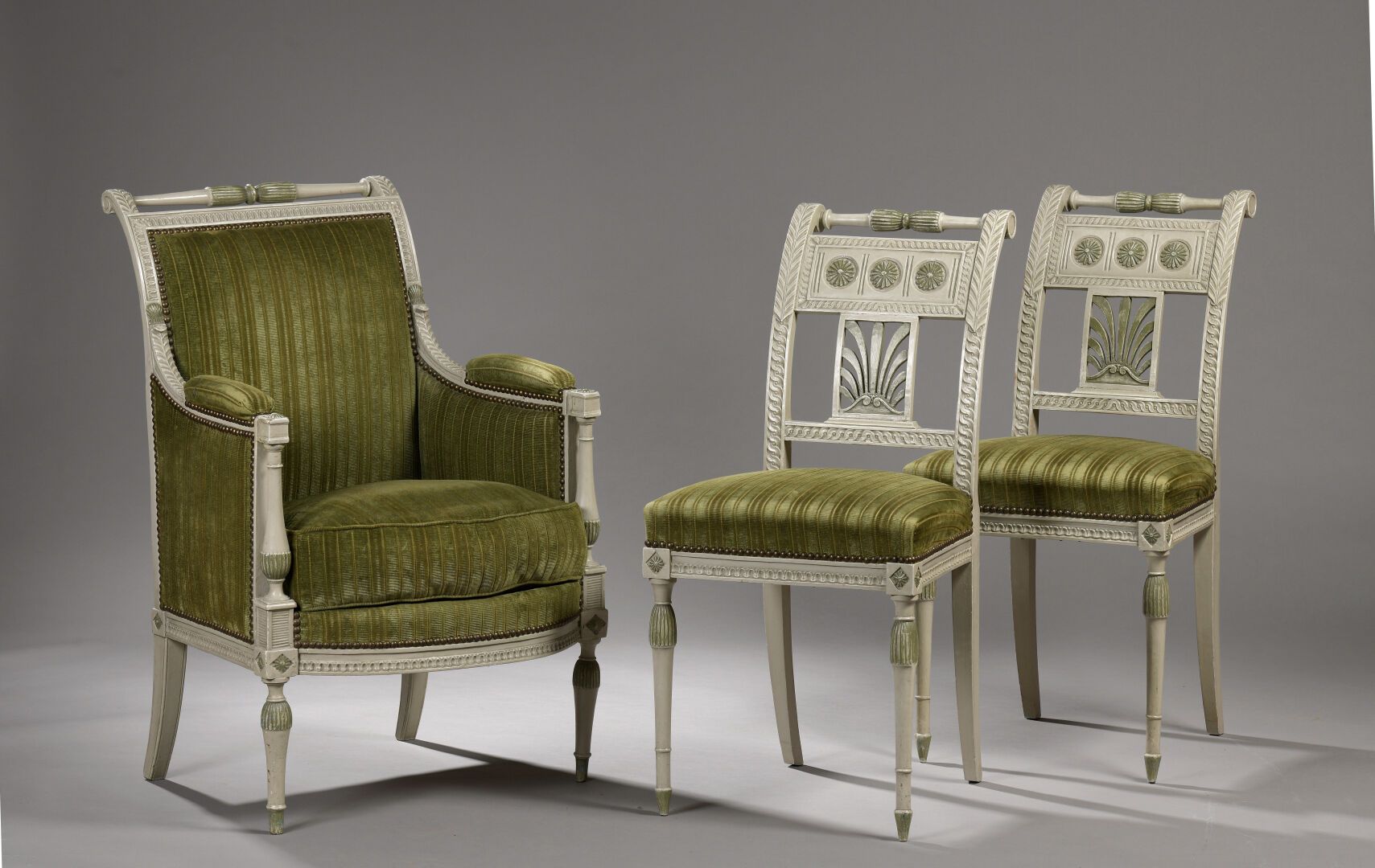 Null Bergère et deux chaises en bois sculpté de

frises, relaqué blanc et recham&hellip;
