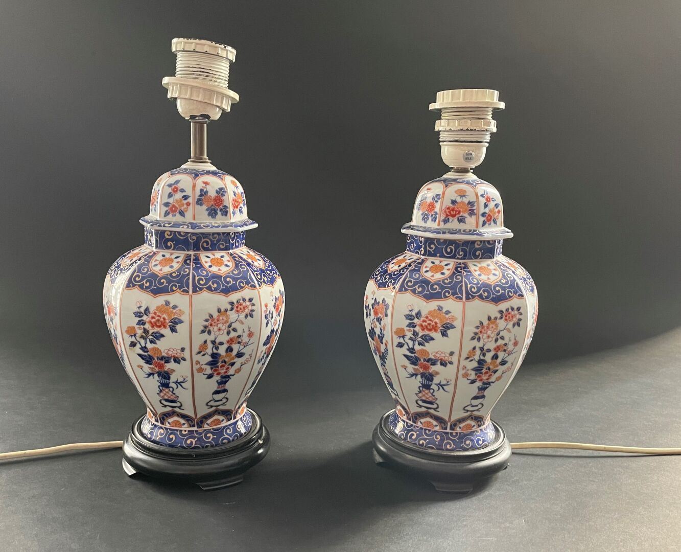 Null 一对伊万里风格的瓷质有盖花瓶，被安装为灯具。

花瓶的高度：22.5厘米

总高度：31厘米