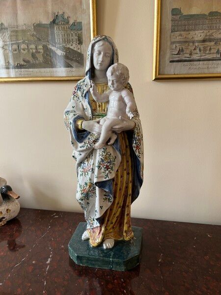 Null Bedeutende Madonna mit Kind aus feinem Steingut, polychrom glasiert.

H: 56&hellip;