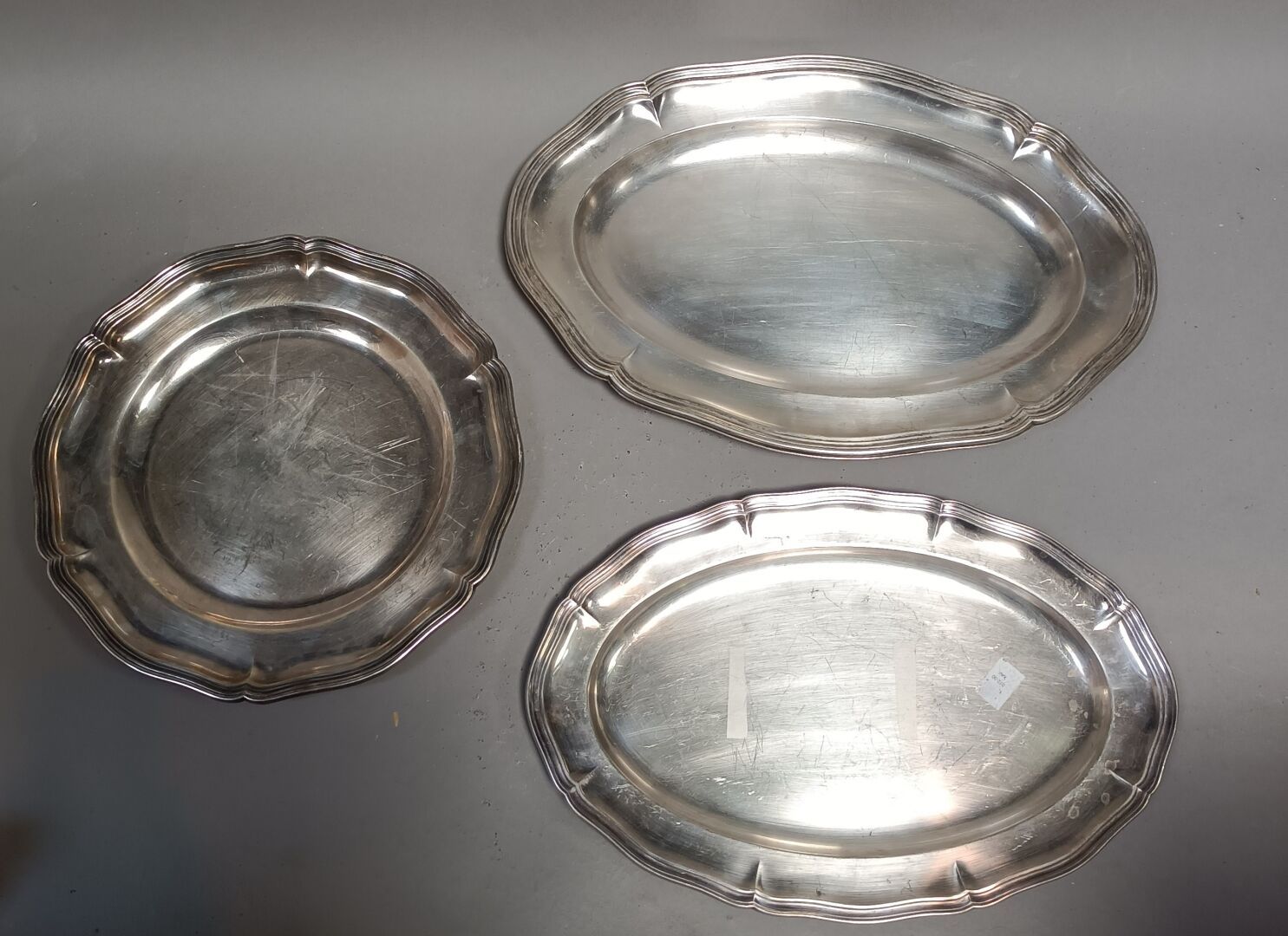 Null Set of six oval dishes and two plates in silver plated metal with scalloped&hellip;