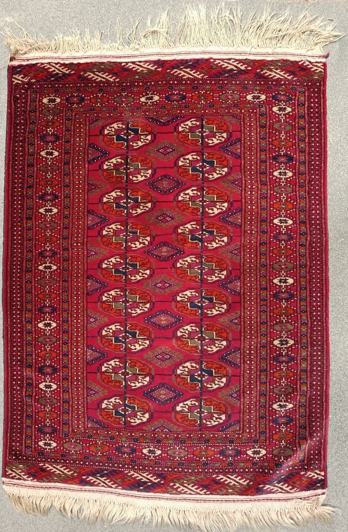 Null Ensemble de 5 tapis : 

Descente de lit à décor de losanges sur fond rouge &hellip;