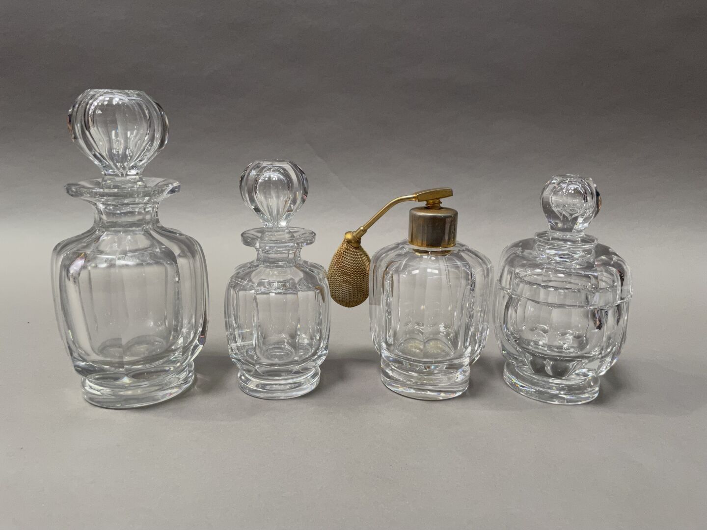 Null 
BACCARAT

水晶洗漱用品套装包括：一个喷壶，两个瓶子和一个有盖的壶。

高：20至15厘米