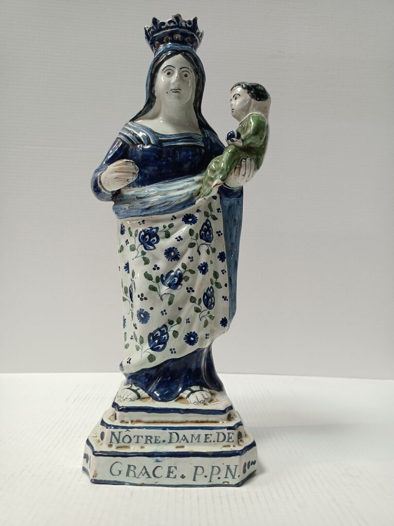 Null 蓝色和绿色珐琅彩的圣母和圣婴注解的圣母恩典PPN。

18世纪末-19世纪初。

高：47厘米。

意外，缺少基督的手臂。