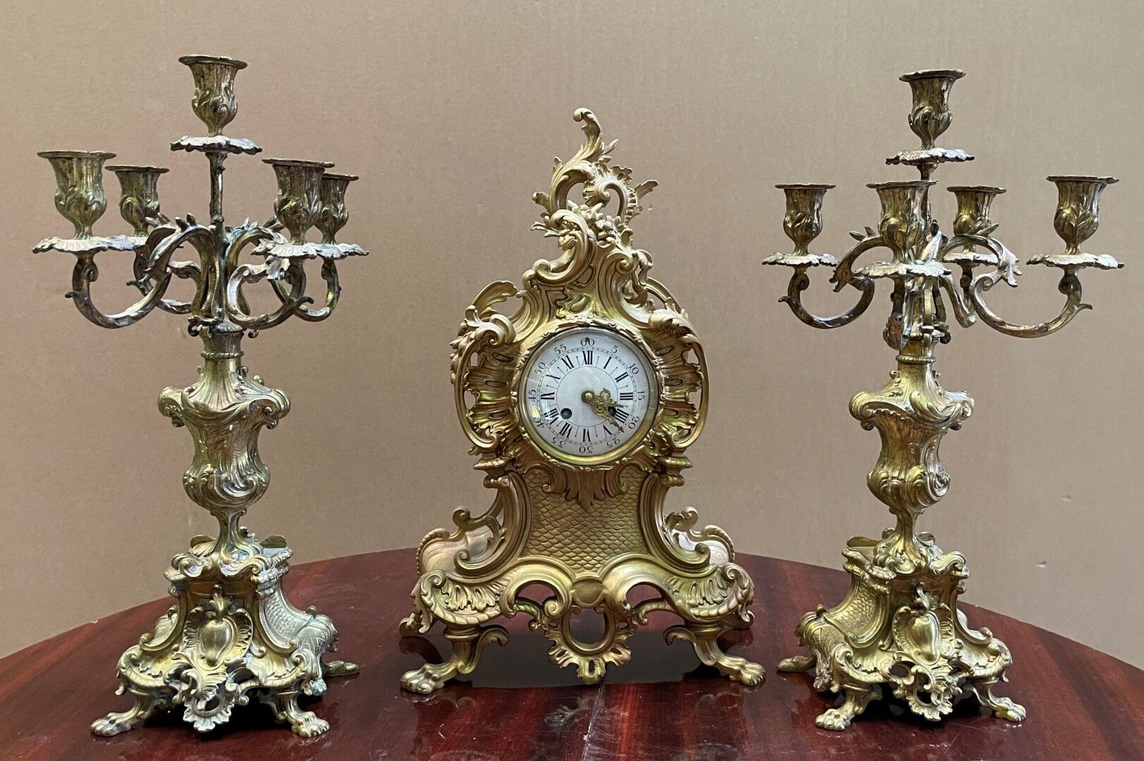 Null 镀金青铜壁炉套装，包括一个小提琴盒和一对

和一对有五个卷轴灯的烛台。

路易十五风格，19世纪。

高度：51.5厘米