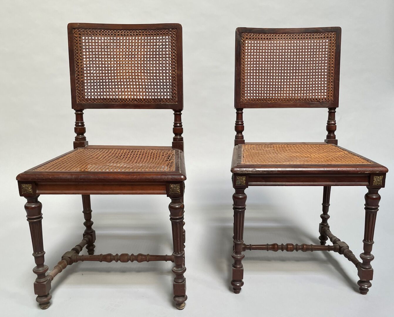 Null Pair of chairs in molded and carved wood, the four legs joined by a turned &hellip;