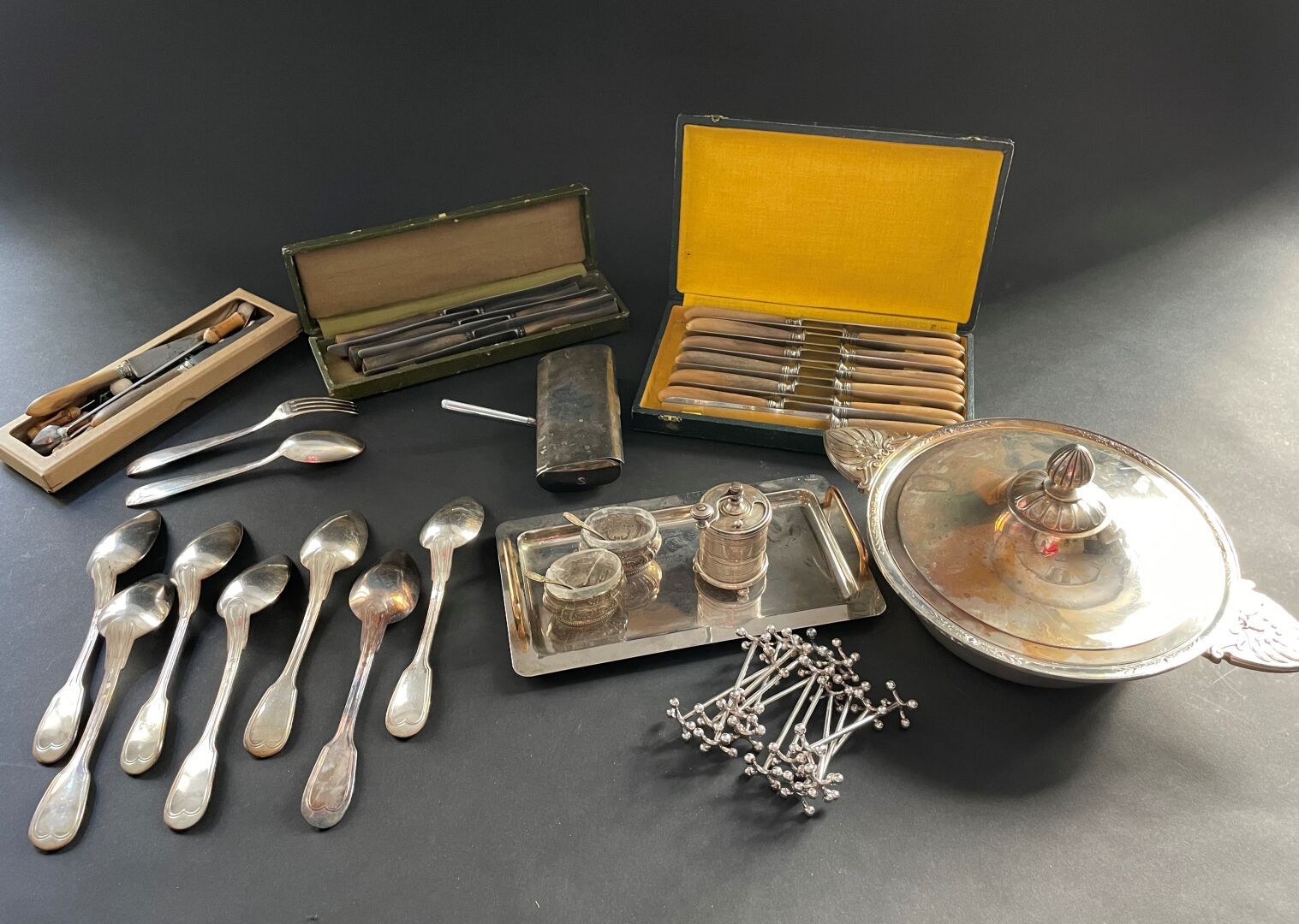 Null 小批镀银金属，包括CHRISTOFLE蔬菜和刀架，BOULENGER餐具，勺子等级，托盘和杂项。