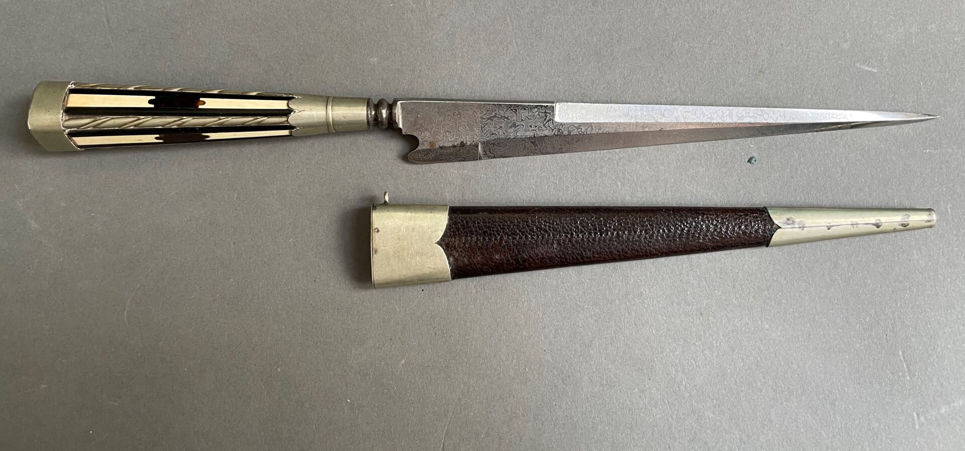 Null Korsisches Messer: Der vierseitige Griff ist mit Einlagen aus Schildpatt, K&hellip;