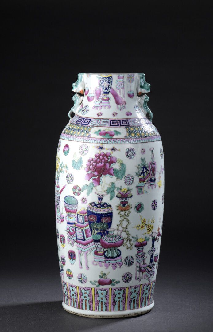 Null 中国，广州 - 20世纪初

瓷质大柱形花瓶，多色珐琅彩装饰的花瓶。

文房四宝和花瓶，肩部装饰有几何图案的楣板。

显示两个嵌合体的把手互相对峙。
&hellip;