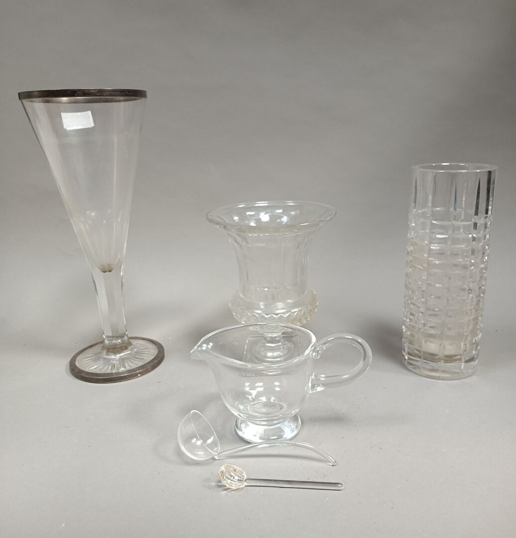 Null 一套花瓶，包括一个银制的水晶圆锥花瓶。

大约1900年。

美第奇形状的玻璃花瓶（碎片）。