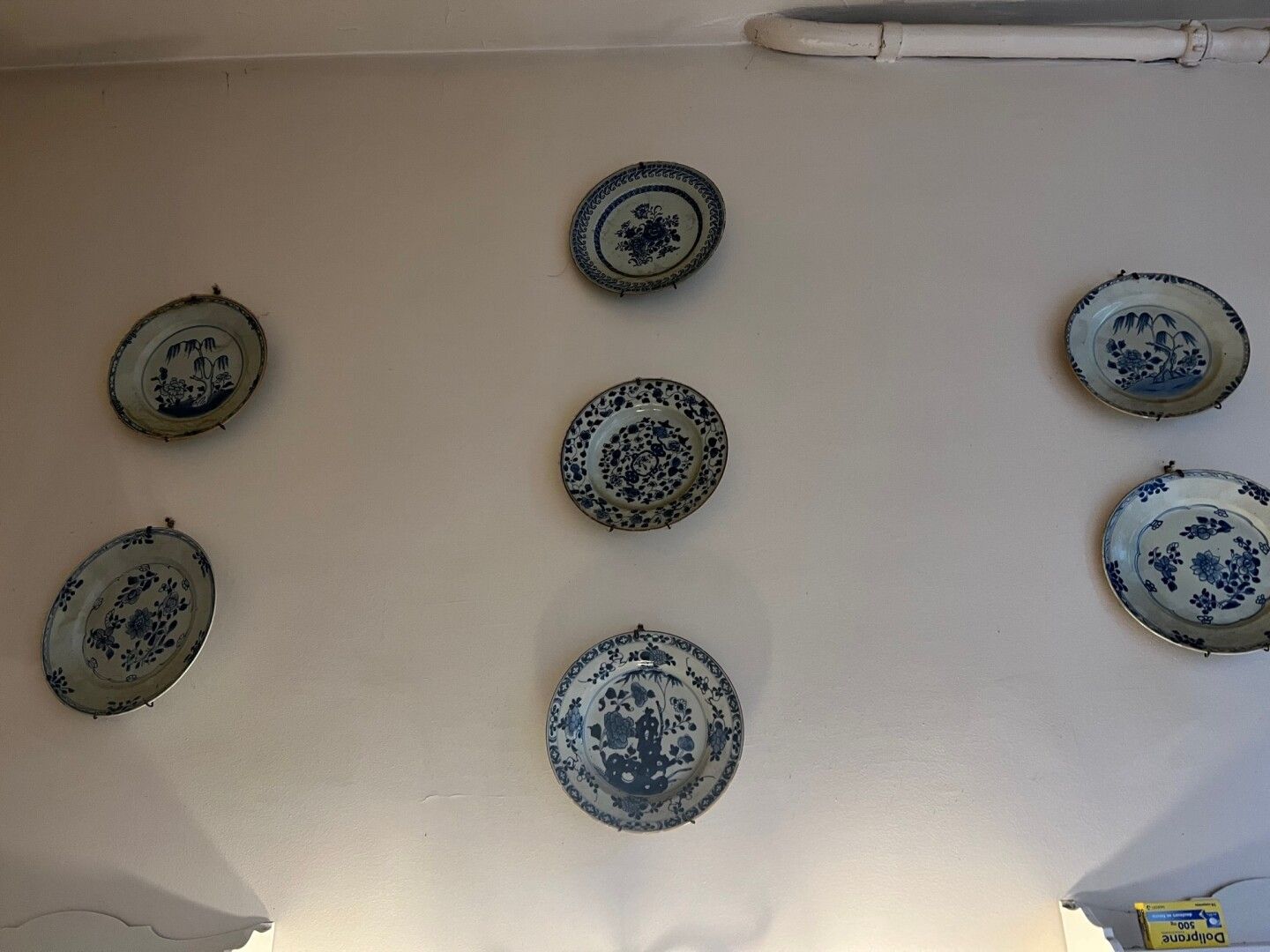 Null 一套10个盘子，饰有蓝色浮雕和花朵。

中国，19世纪。

事故。