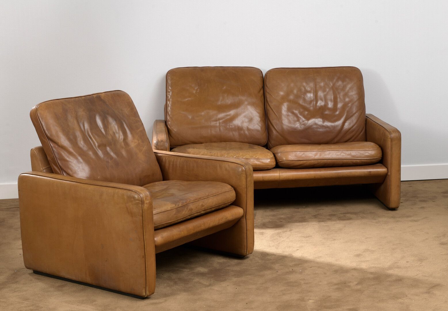 Null 斯堪的纳维亚作品

两个座位的沙发和它的扶手椅，有倾斜的背部和坚实的手臂，形成一个完全由棕褐色皮革覆盖的基地（使用）。

沙发：高61.5厘米-宽14&hellip;