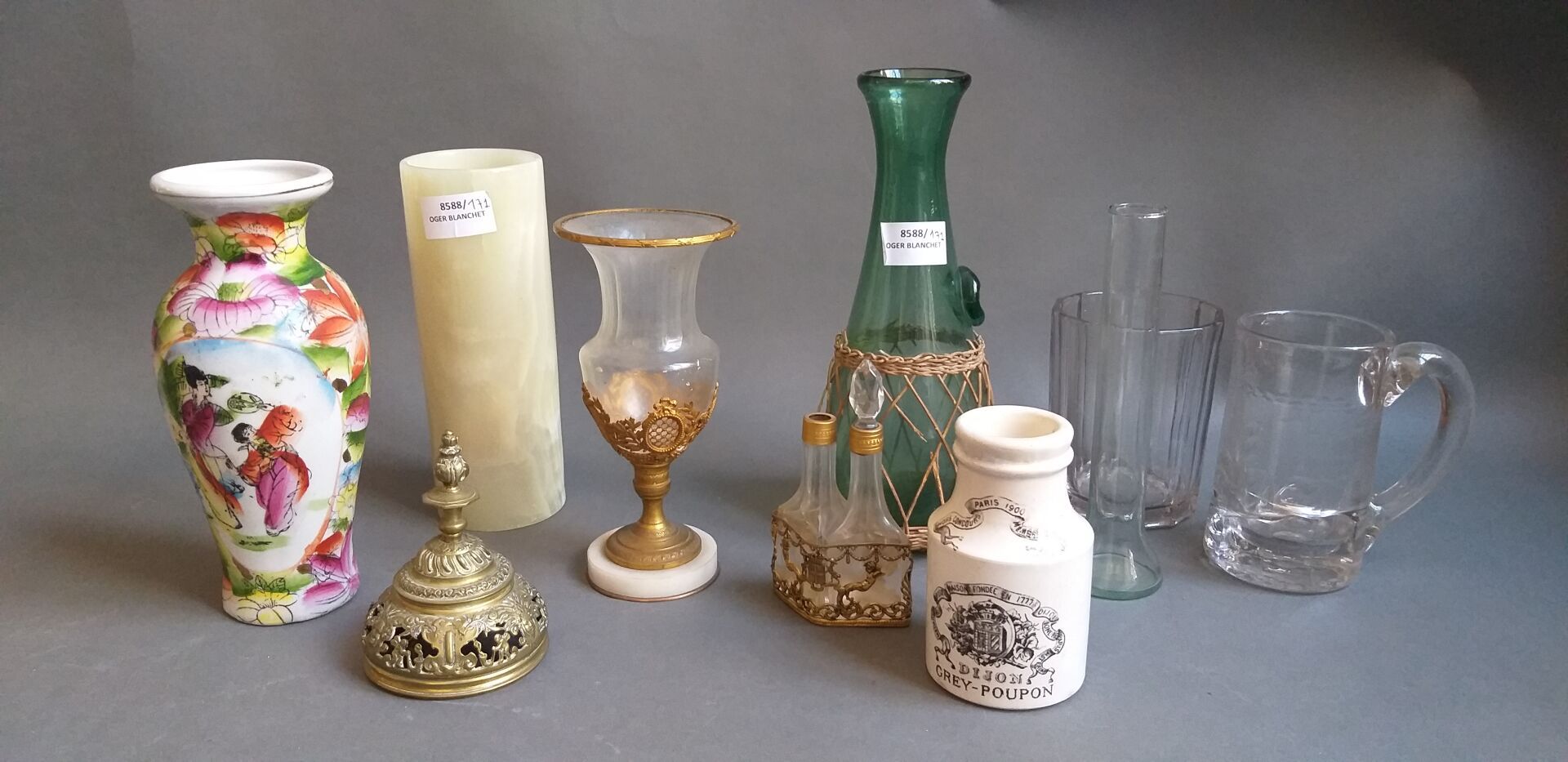 Null 一套小花瓶，包括一个玉石和一个玻璃柱状花瓶，有一个鎏金铜框，放在白色大理石底座上。