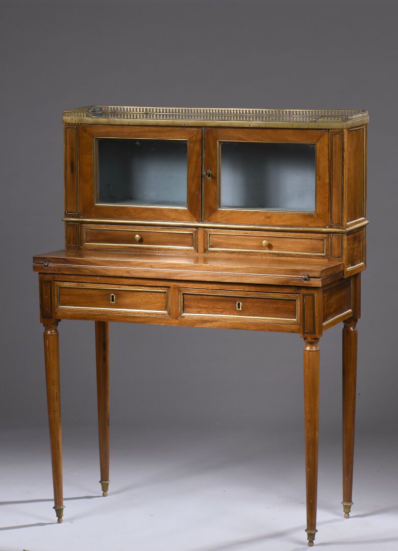 Null 桃花心木饰面的办公桌，皮革桌面。

该架子有两个玻璃门。

19世纪初。

要重新固定的托盘。

H.112厘米 - 宽83厘米 - 深37.5厘米