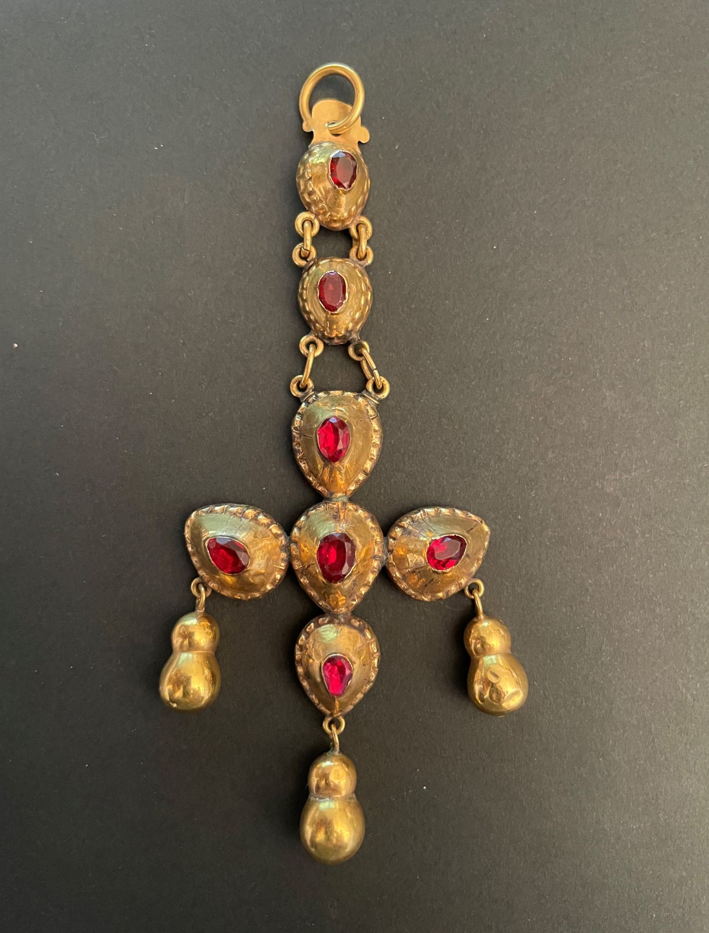 Null Pendentif croix Saint Esprit en or jaune ornée de pierres rouges.
Auvergne &hellip;