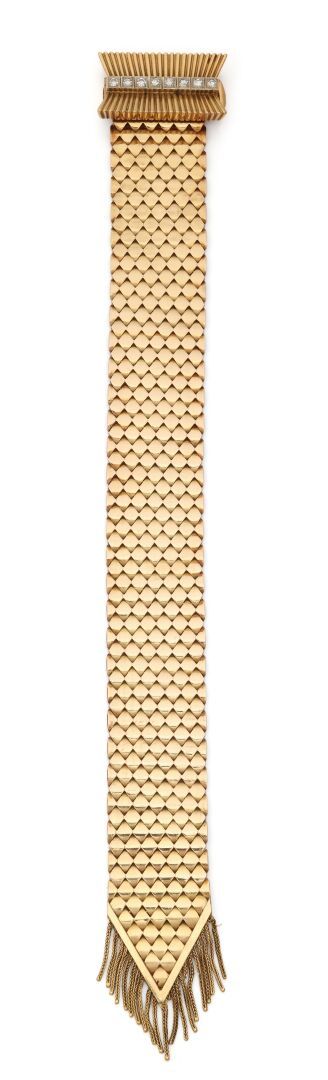 Null 黄金腰带手镯，鳞片状丝带以流苏链完成，丝带扣由8个8/8钻石组成的线条弯曲。
由一行8个8/8的钻石组成。
重量：82.6克。- 长：25.5厘米