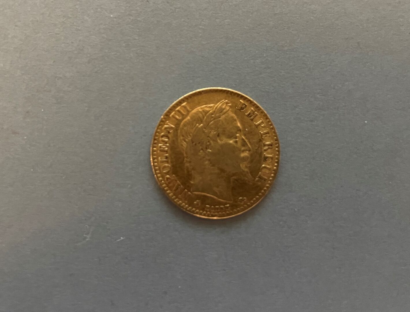 Null 第二帝国
十法郎金币拿破仑三世头像桂冠，1864年。
巴黎。
重量：3.20克。
穿着。