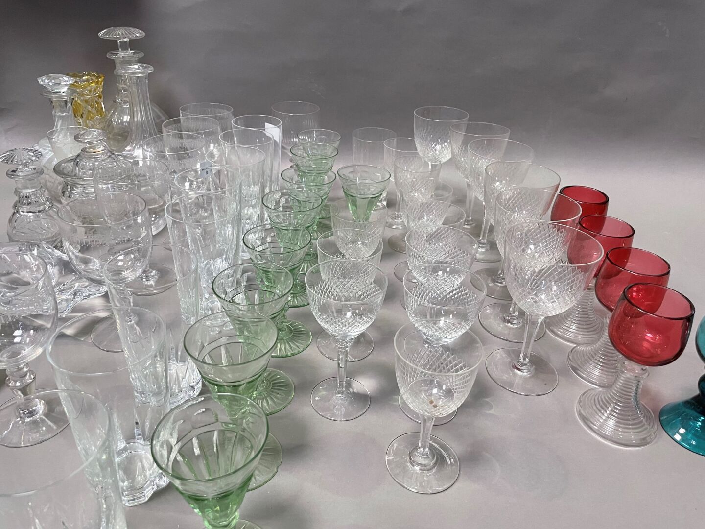 Null Eine Kiste mit Kristall- und Glaswaren: Gläser, Karaffen, Vasen