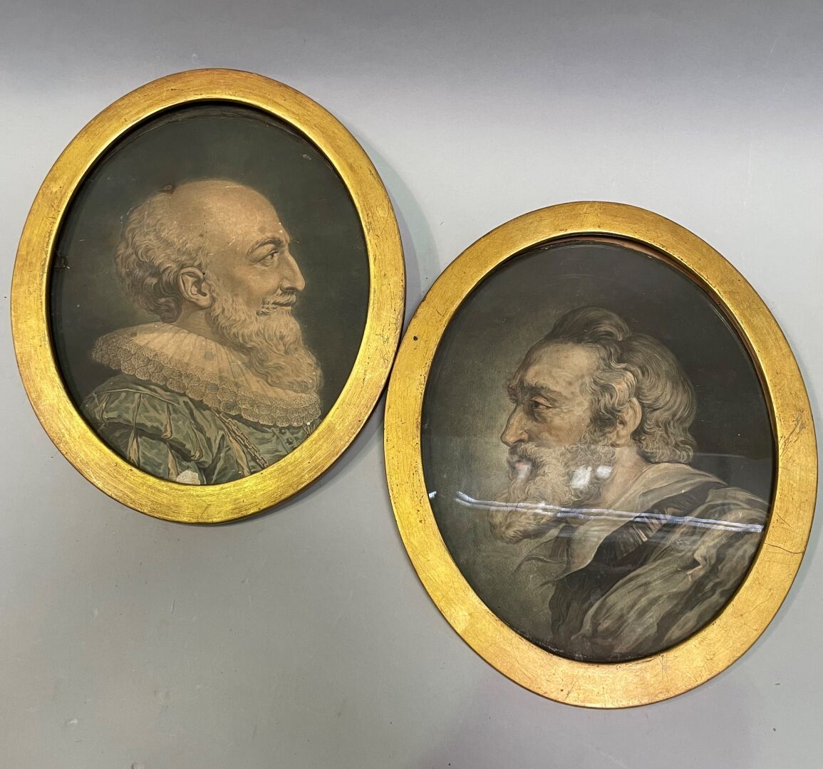 Null 19世纪的法国学校

亨利四世年轻和年老的两幅肖像画，带有椭圆形的视角

水粉画在纸上。

27 x 22 cm

事故