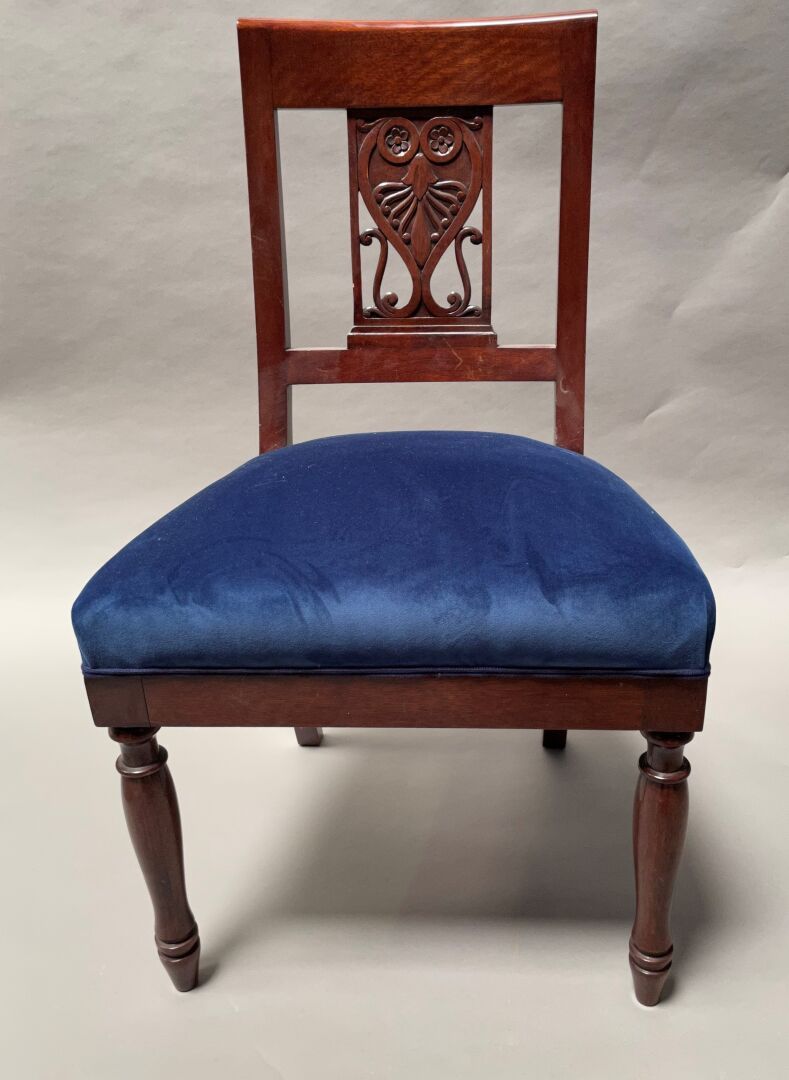 Null Suite de six chaises en acajou, dossier ajouré à palmettes.

XIXème siècle.&hellip;