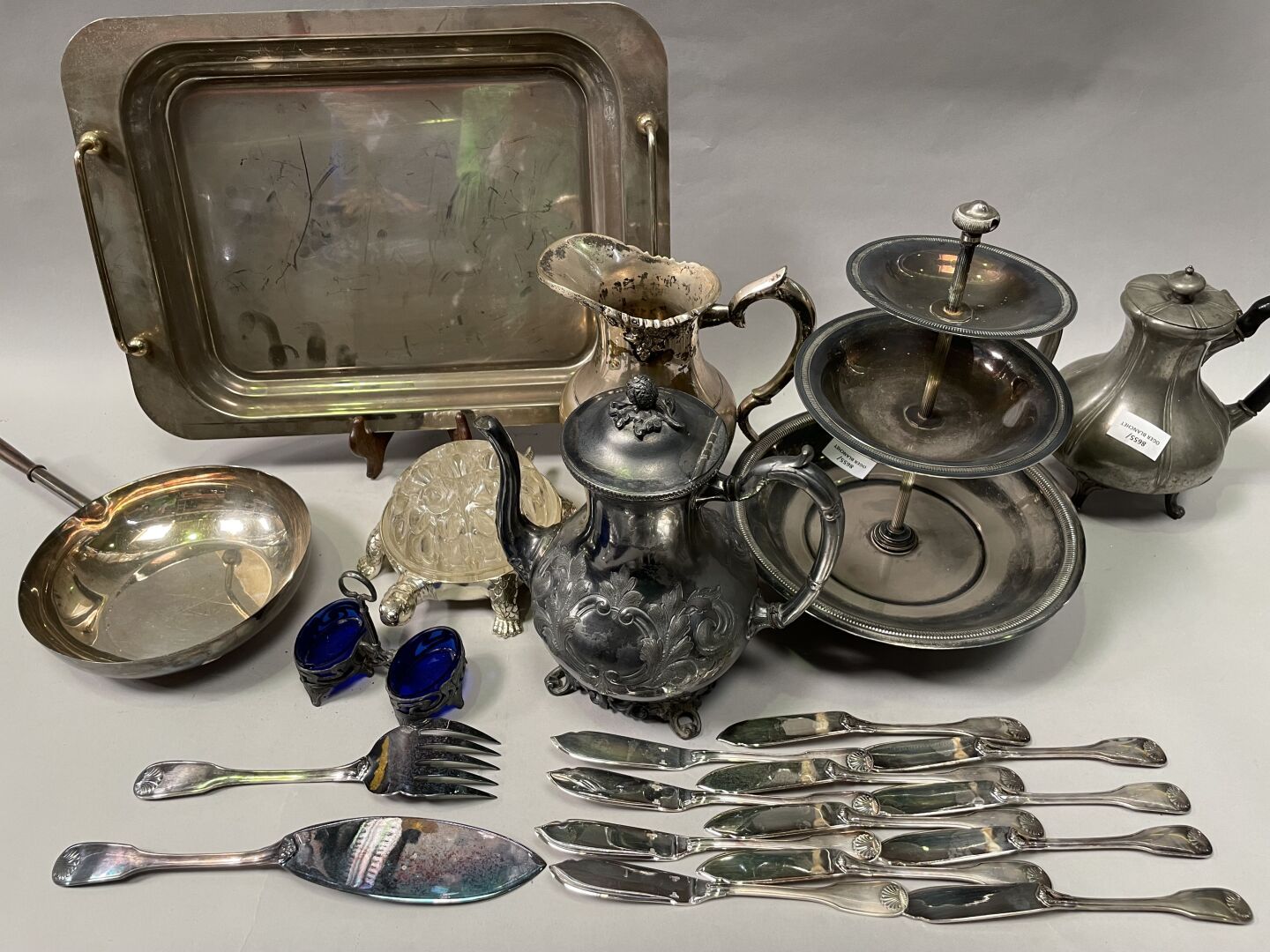 Null 大量的镀银金属：托盘，浇注器，壶，壶，宝龙等

附：Christofle家的镀银鱼刀。