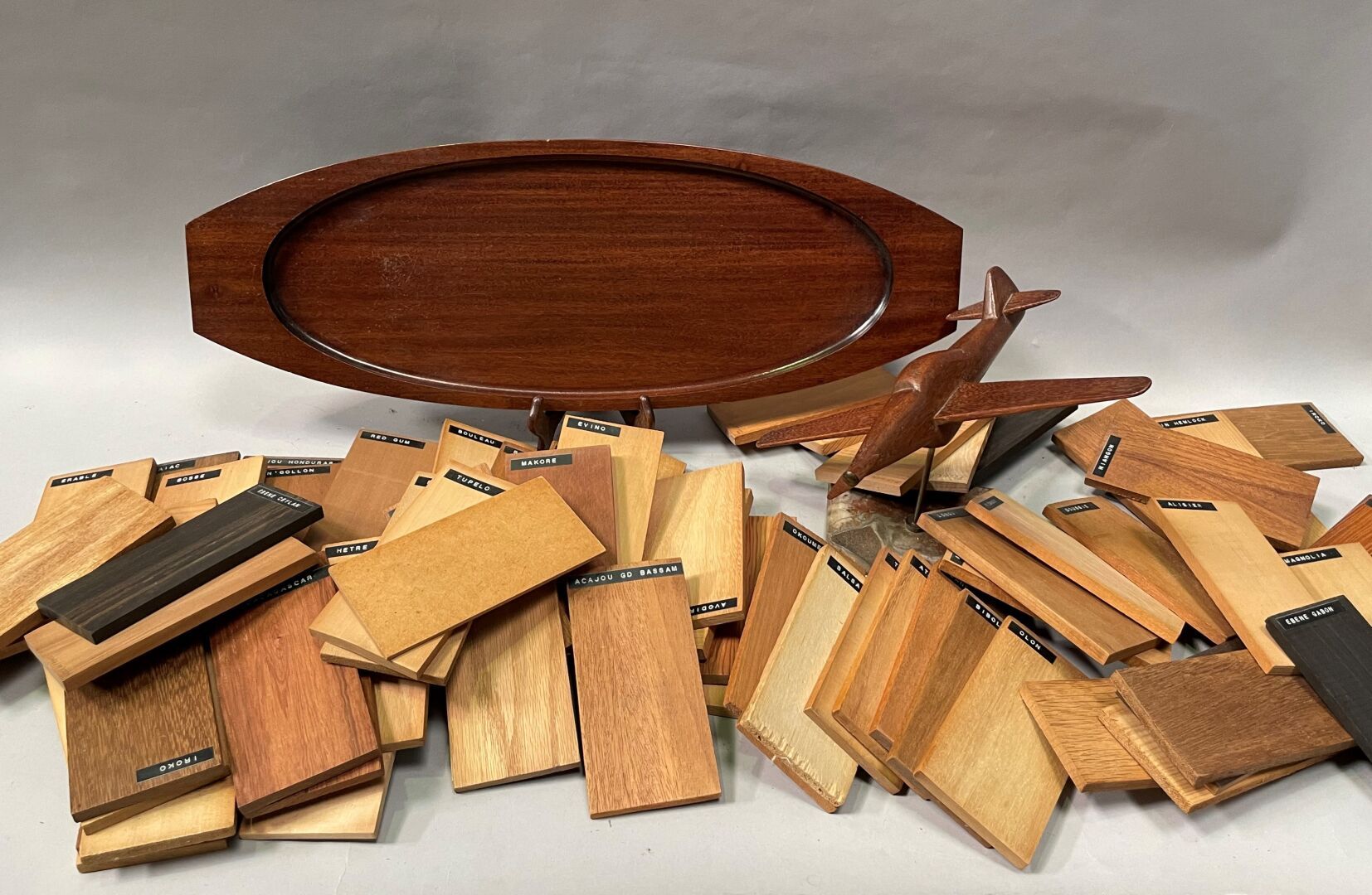 Null Caisse de bibelots en bois : plateau ovale, avion, plaquettes d'échantillon&hellip;