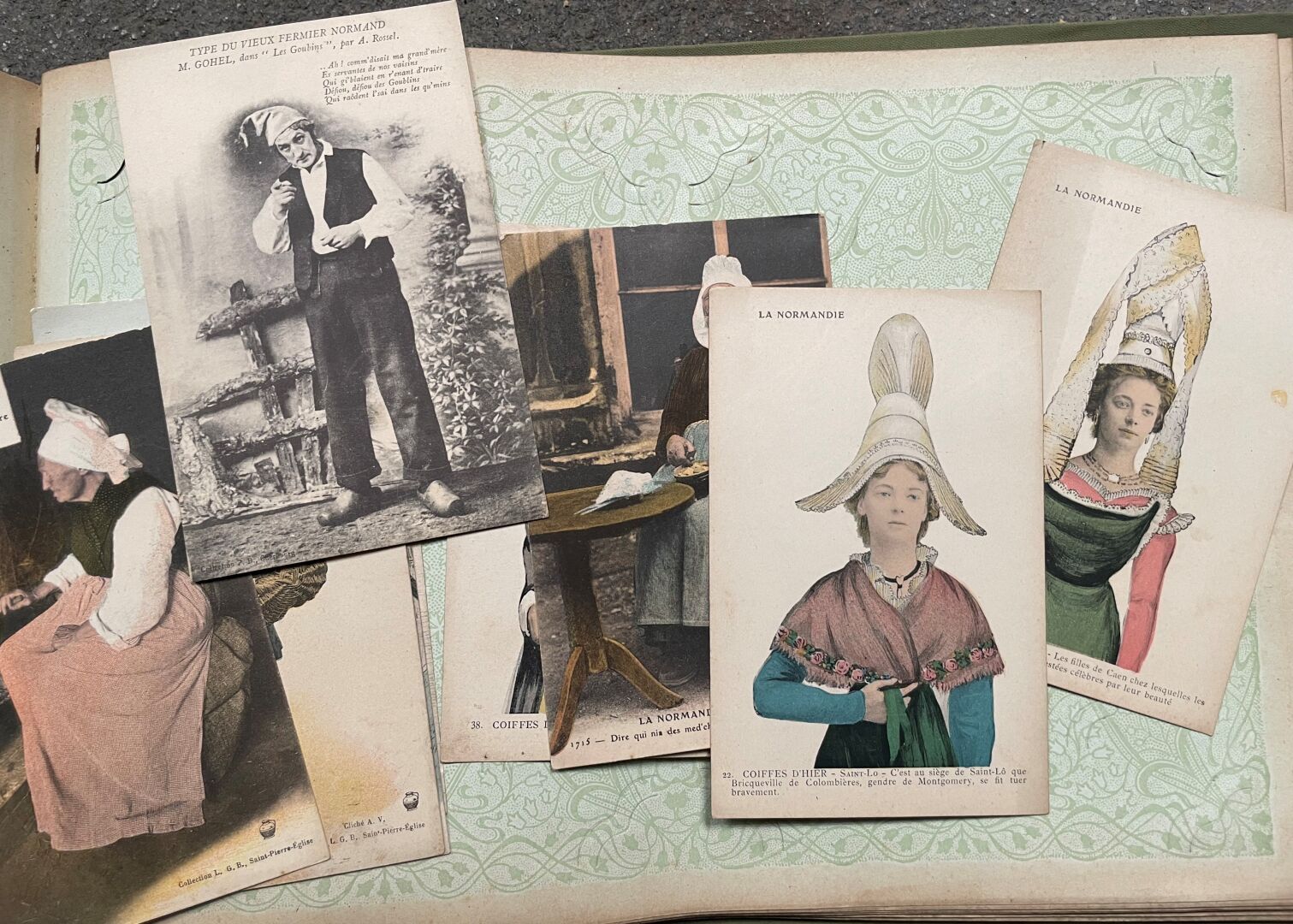 Null Lot von alten Fotoalben 

und kleine Postkartensammlung