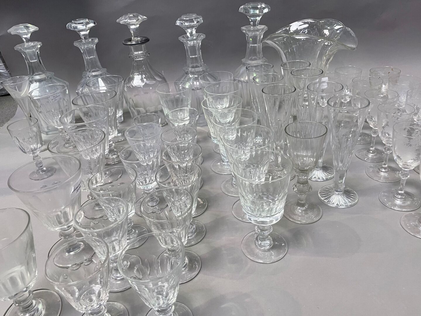 Null Un estuche de cristalería: vasos, garrafas, jarrones