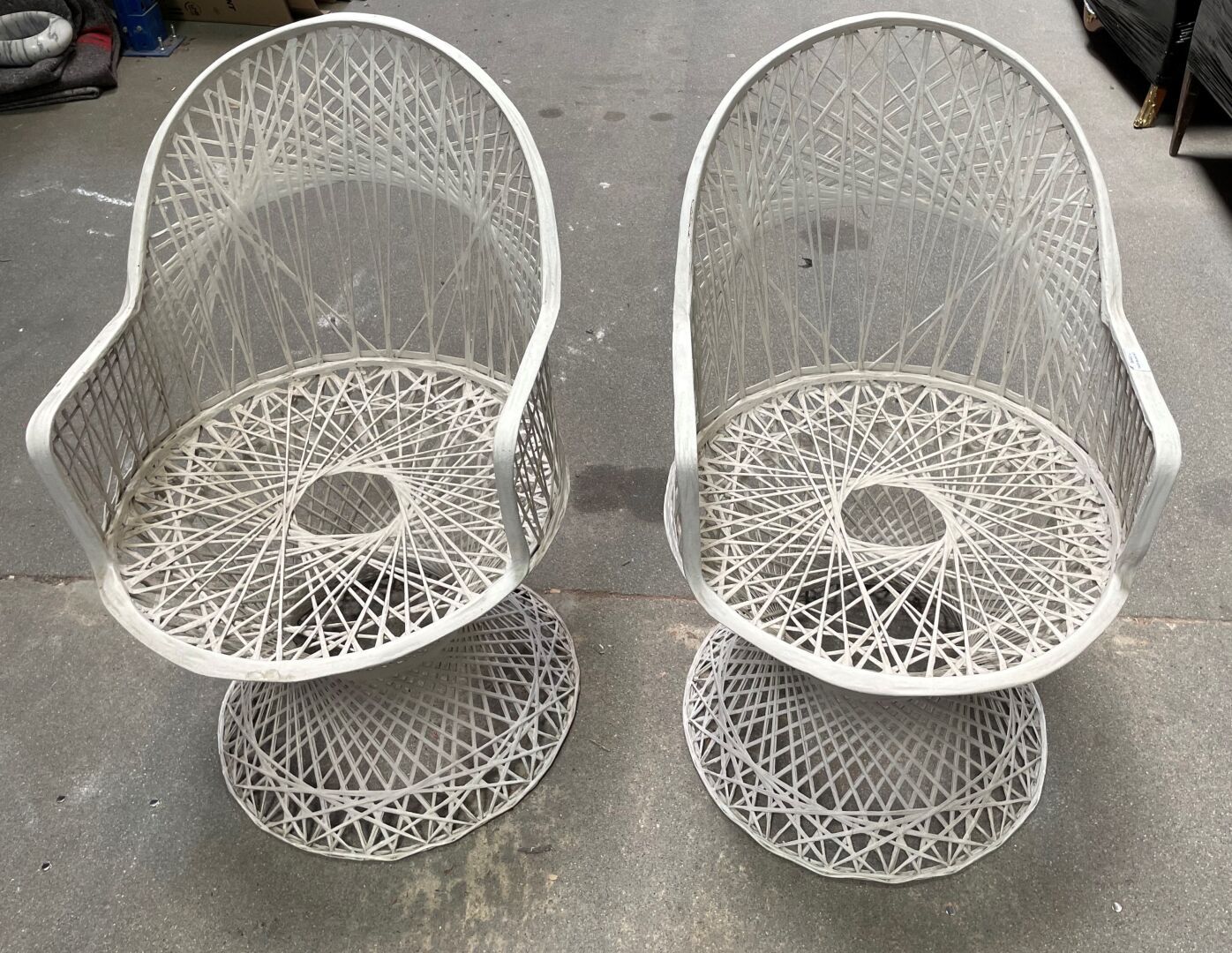 Null Two diabolo armchairs in woven and painted rattan.

H : 87 cm