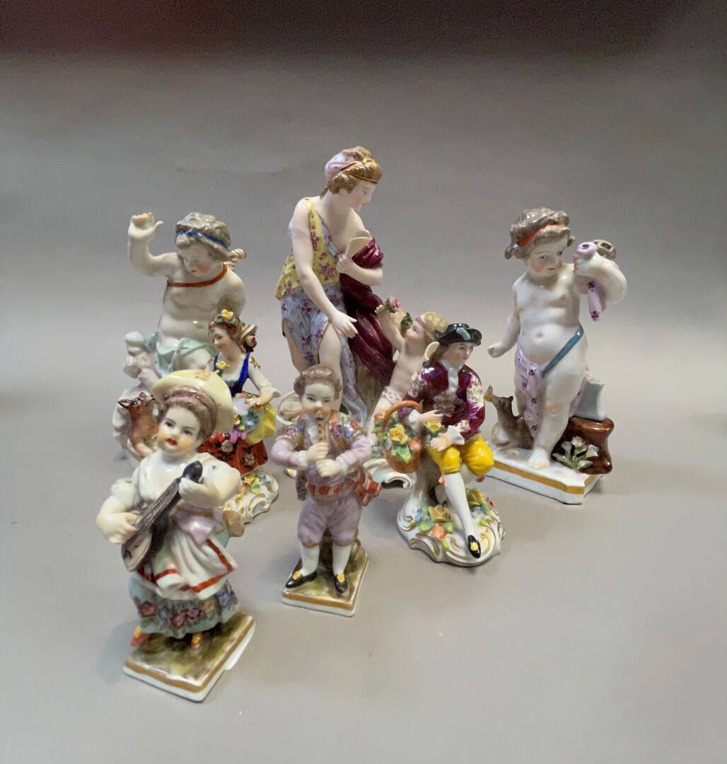 Null -Ensemble de sujets en porcelaine polychrome

de 23 à 10 cm

On joint :

-G&hellip;