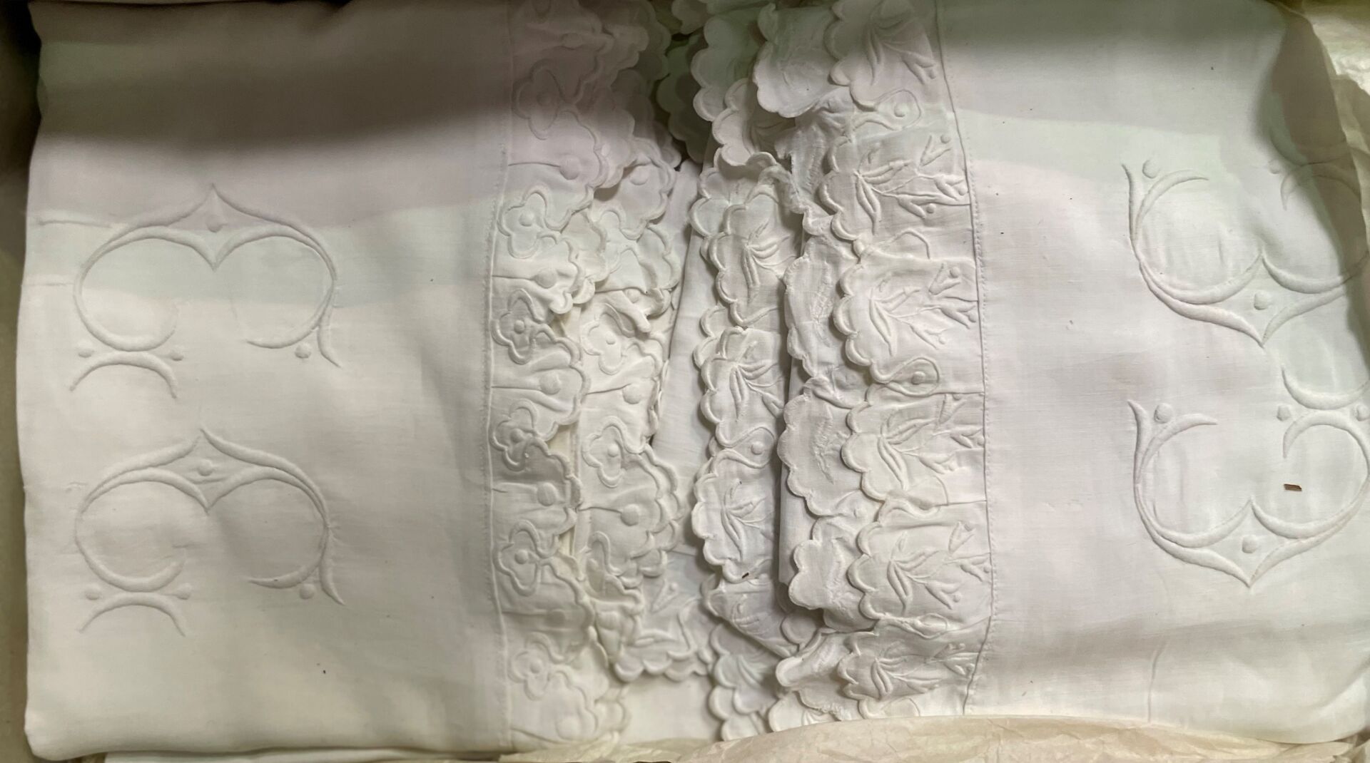 Null 一批刺绣的家用床单：桌布和毛巾、床单