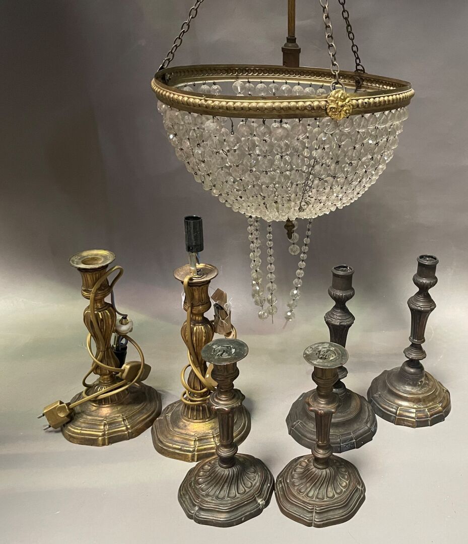 Null 三对金属或镀金的烛台（高：22，27和28厘米）。

金属和玻璃珠悬挂（直径37厘米）。