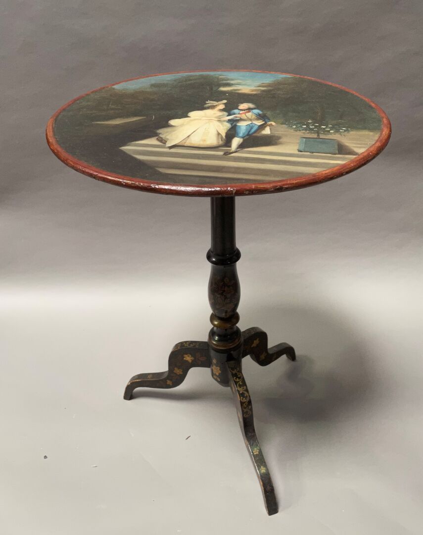 Null 一张发黑的木质三角架桌，上面有镀金的装饰，上面画着一对在公园里的英勇的夫妇。

72 x 51,5 cm