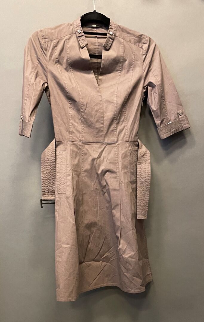 Null BOSS by Hugo BOSS
Robe en coton taupe, manches courtes, col en V, ceinture.&hellip;