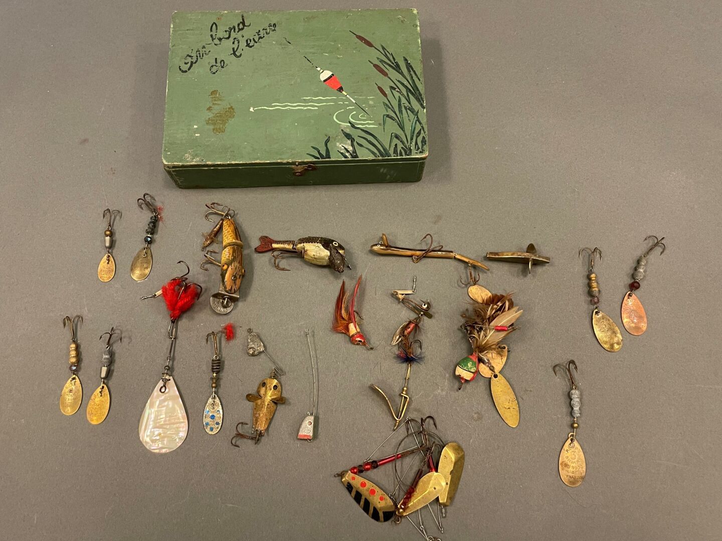 Lot of antique lures in painted wood, metal, mother of p…