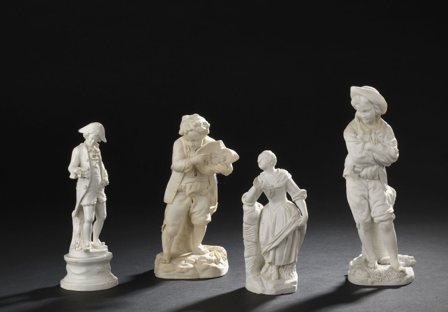 Null 洛林粘土
三件洛林粘土雕像，分别代表一个观鸟的小男孩，冷酷的男人和一个靠在树干上的年轻女人。
18世纪。 
附有一个19世纪的精美意大利陶制雕像。 
&hellip;