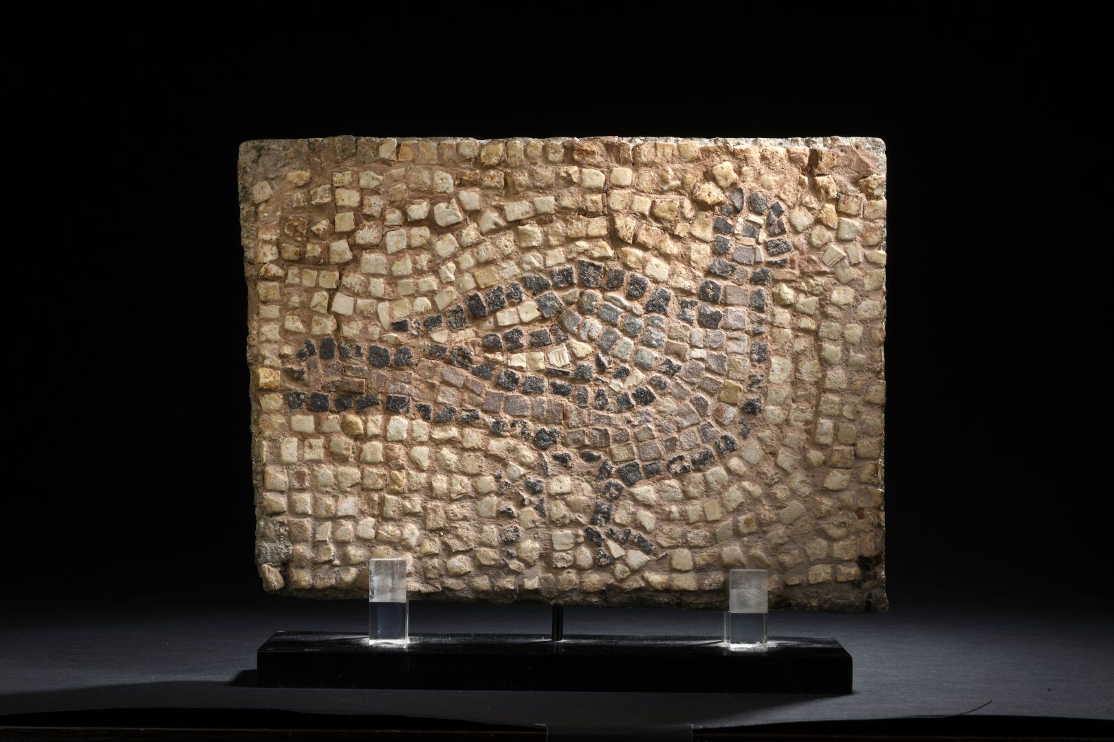 Null 残缺的马赛克，代表右边的一只鸟。 
多色方解石。石灰岩矿床。 
片段。 
罗马艺术，3-5世纪。 
24 x 33厘米