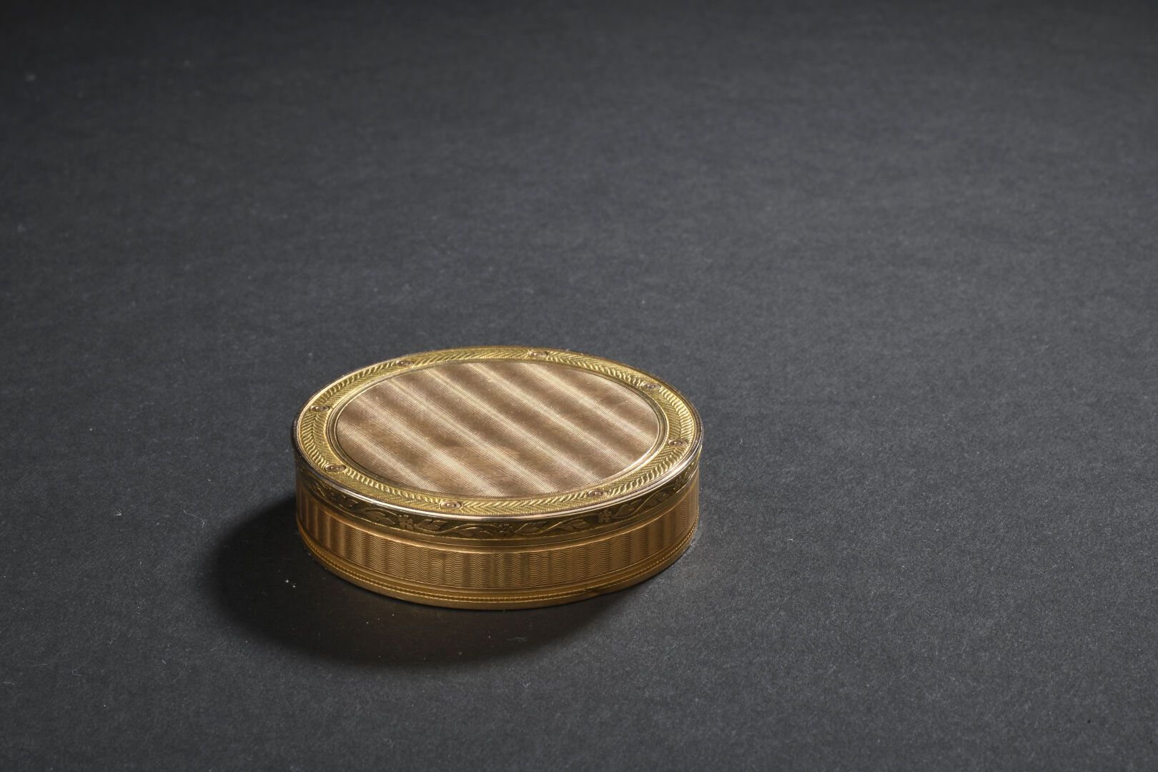 Null 黄金圆盒，有扭索纹。省份 1798/1809 (轻微凹痕)
重量：53.5克。- ø : 5,9 cm - H. : 1,5 cm