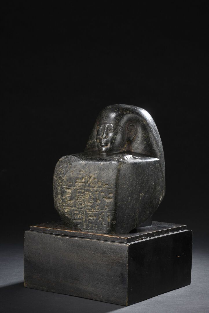 Null Statue-cube whose front is engraved with an offering formula in hieroglyphi&hellip;