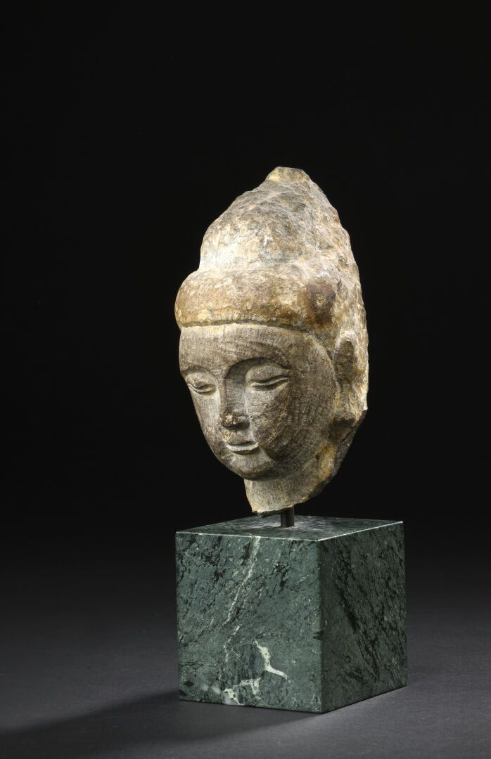 Null 中国 - 北齐时期 (550 - 577)
石灰岩小佛头，睁着眼睛，头饰上有乌纱帽。 
H.12厘米