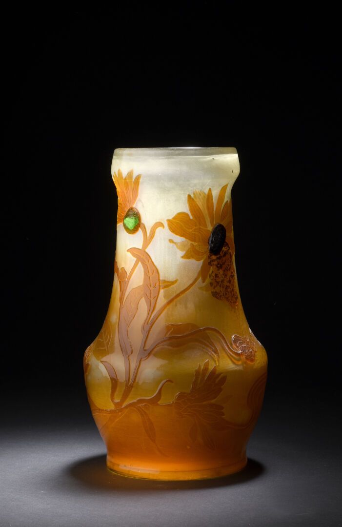 Null 埃米尔-加勒 (1846 - 1904)
一个卵形的花瓶，有一个喇叭形的管状颈部和一个略带圆锥形的脚跟。橙色衬里的玻璃证明，黄色背景上有金箔。向日葵是&hellip;