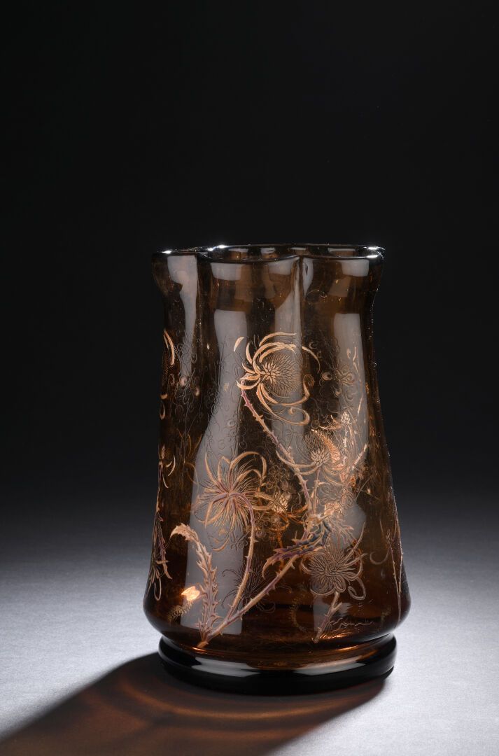 Null 埃米尔-加勒 (1846 - 1904)
花瓶有管状的瓶身和环形鞋跟上的多裂颈。在红棕色的玻璃中证明，蓟花的装饰是在酸性储备中雕刻的，并以多色珐琅和镀&hellip;