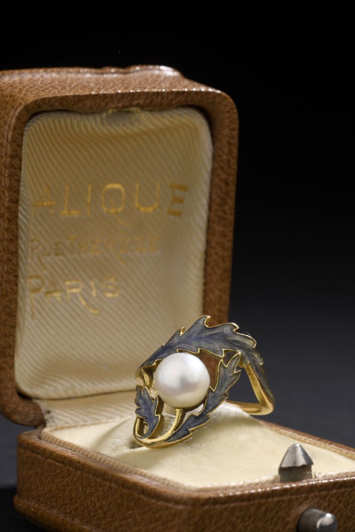 Null René LALIQUE (1860-1945)
Bague en or jaune 18k à corps de feuillage
rehauss&hellip;