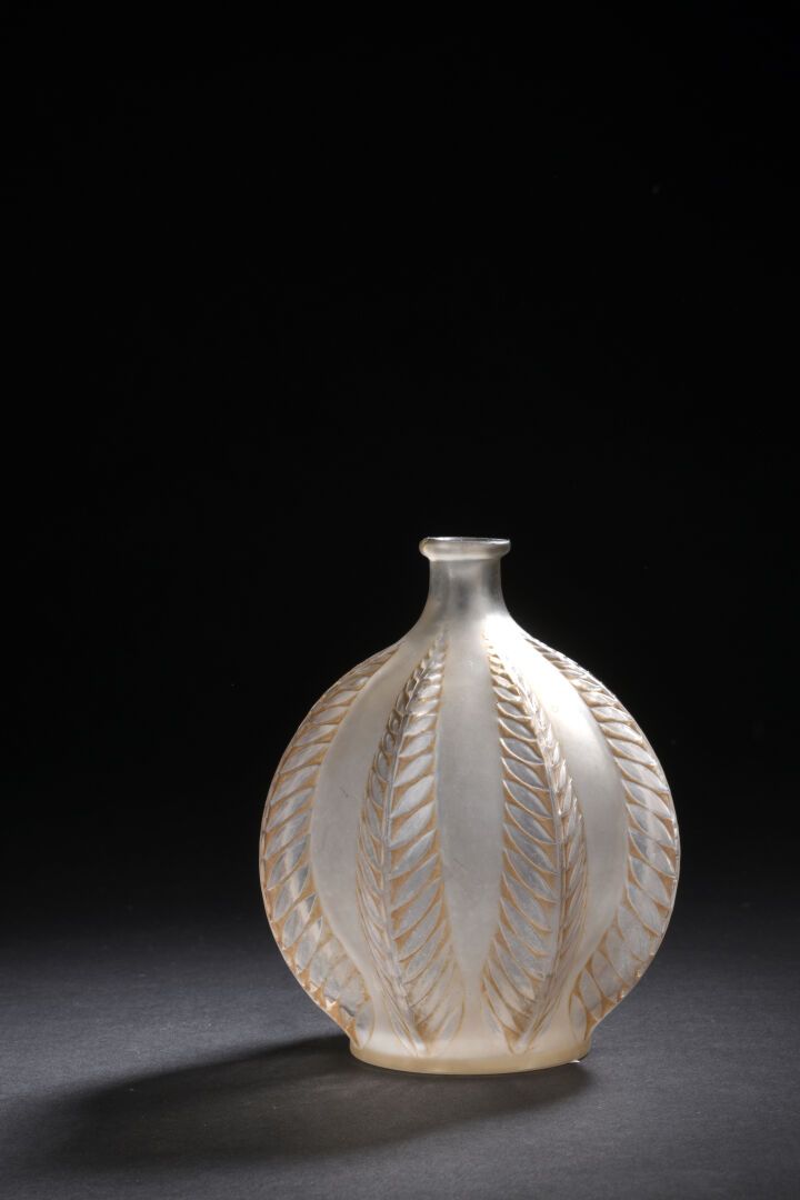 Null René LALIQUE (1860 - 1945) 
Vase " Malines " also called " Feuilles pointue&hellip;