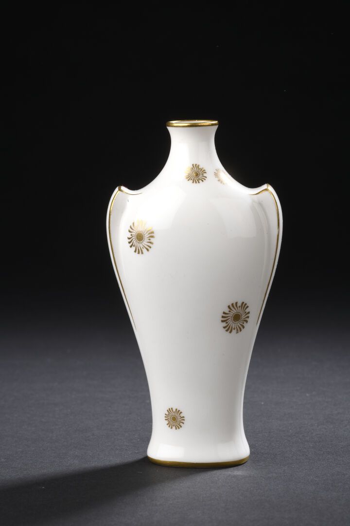 Null 塞夫勒国家制造 
瓷制花瓶，卵形瓶身，有两个完整的侧向把手和一个小管状的颈部。白底镀金的太阳造型装饰（颈部有小缺口）。 
有签名和日期1907年。 
&hellip;