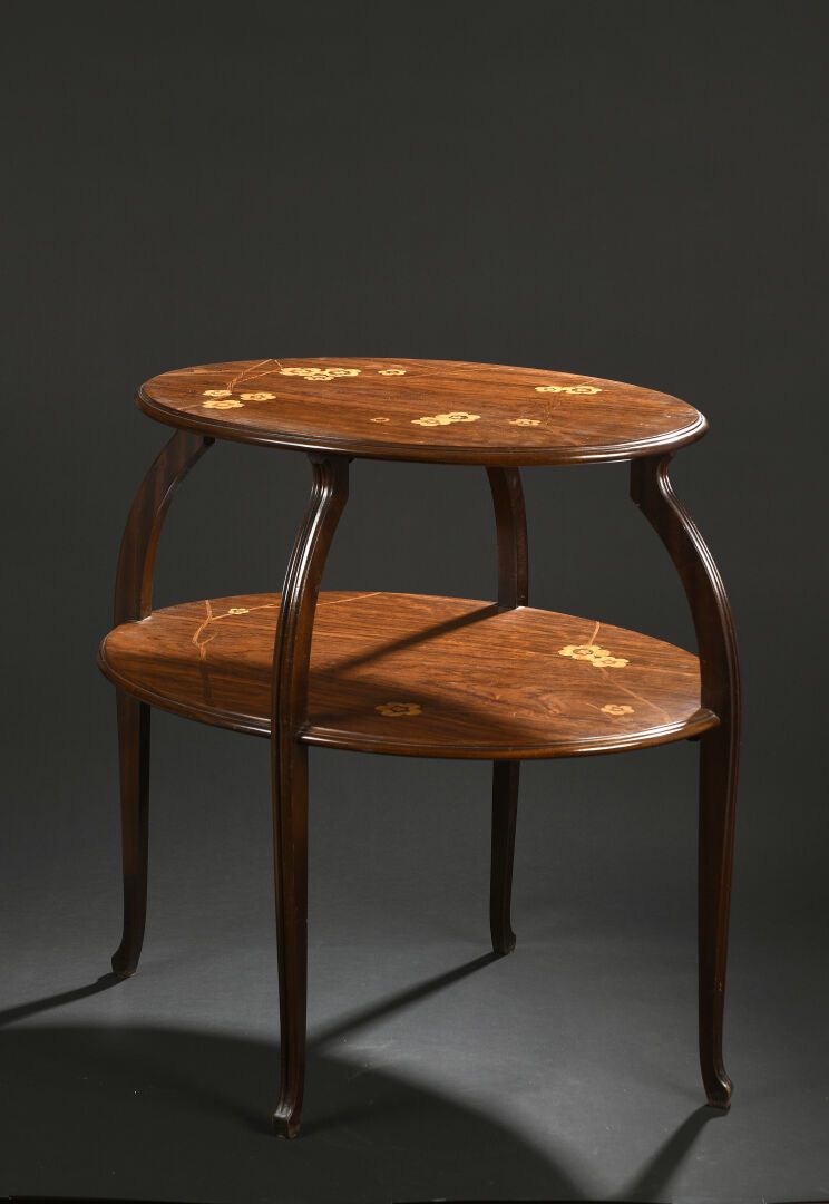 Null Louis MAJORELLE (1859 - 1926)
	Table à deux plateaux circulaires en placage&hellip;