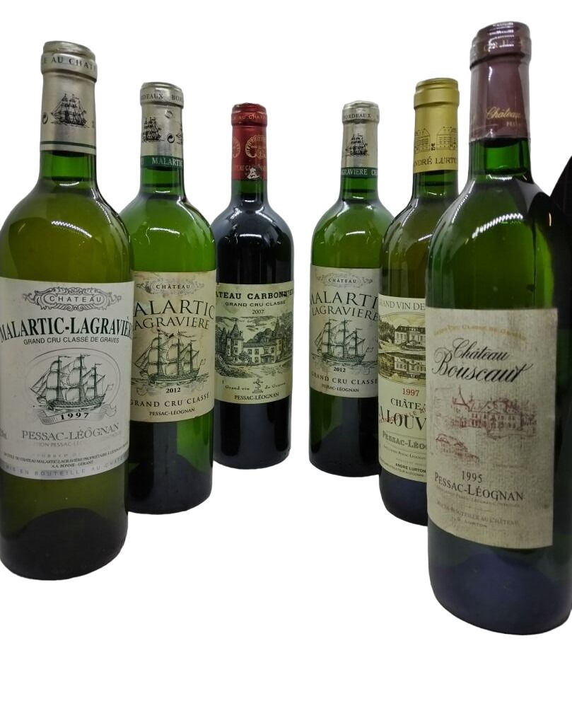 Null 6 Flaschen, darunter:
- 1 Château MALARTIC-LAGRAVIERE, Grand Cru Classé de &hellip;