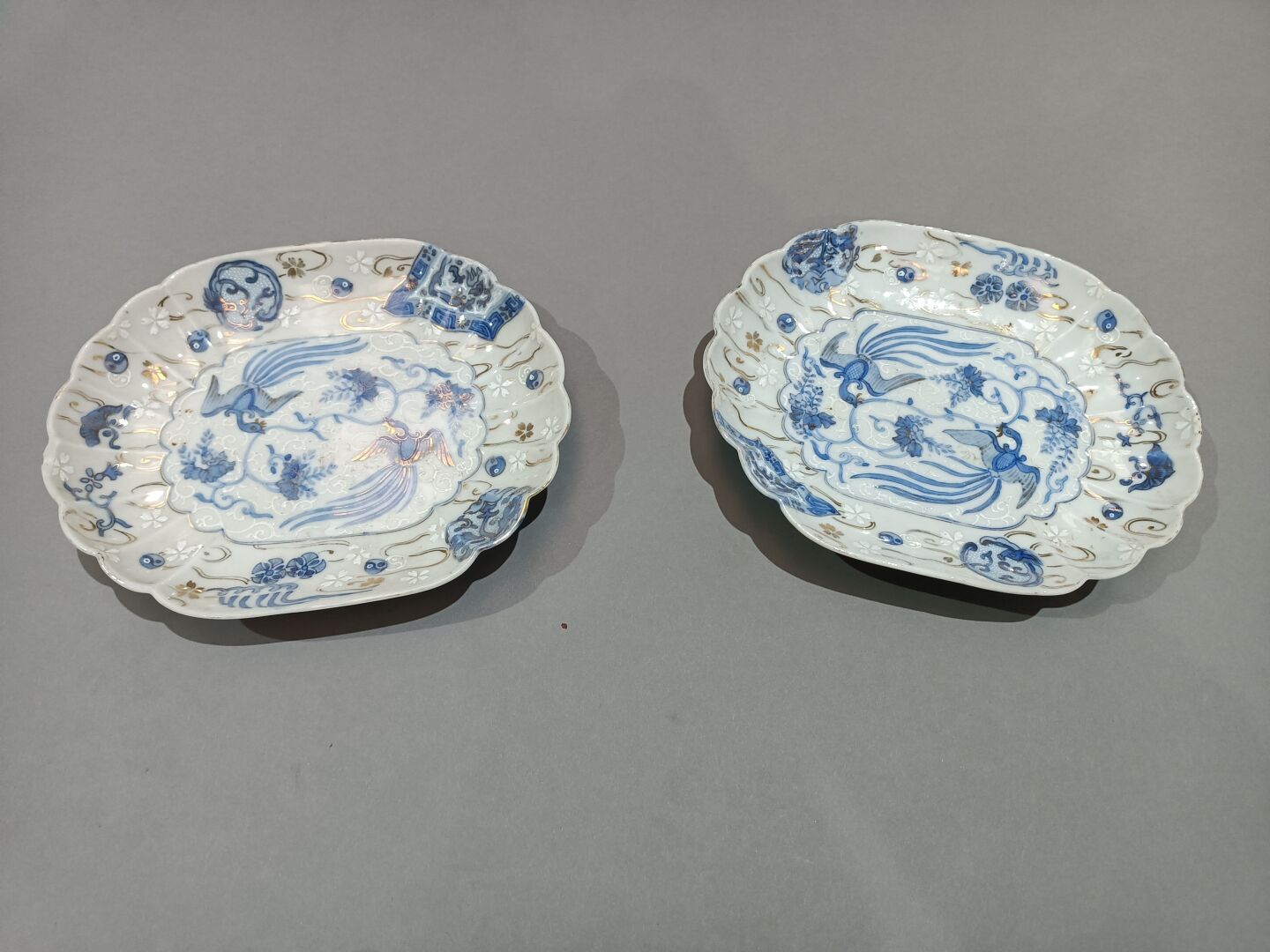 Null 两个蓝色和金色装饰的瓷盘。
日本，19世纪。
19,5 x 16 x 3厘米。