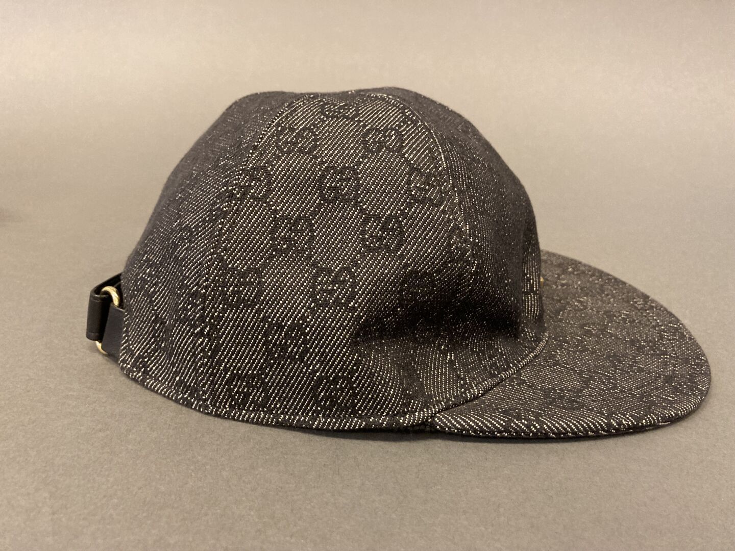 GUCCI 棉质帽子，有黑色和灰色的标志，直筒遮阳帽，后面有调整尺寸的