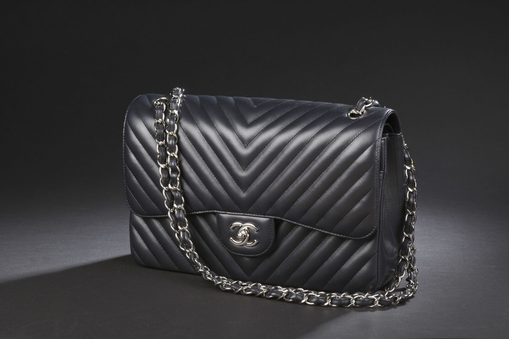 CHANEL Timeless bag in black leather with herringbone pa…